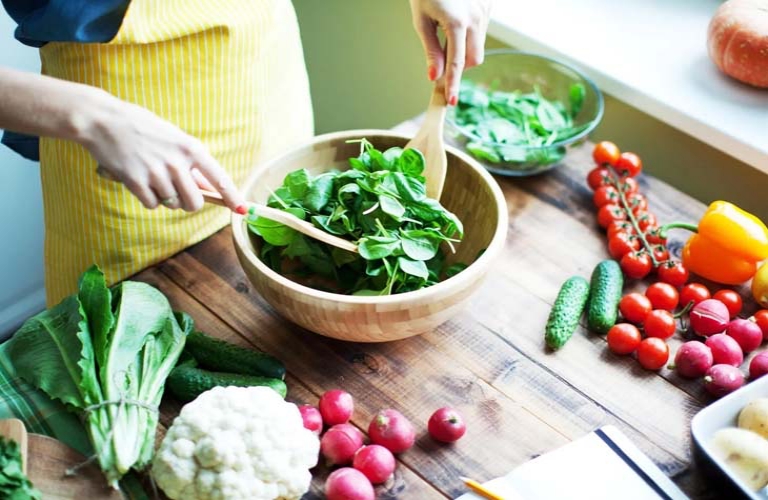 Người bệnh nên ăn nhiều rau củ xanh để tăng cường đề kháng