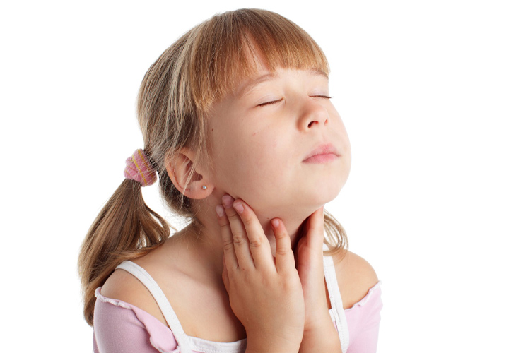 Đau họng, khó nuốt là những triệu chứng điển hình của viêm amidan