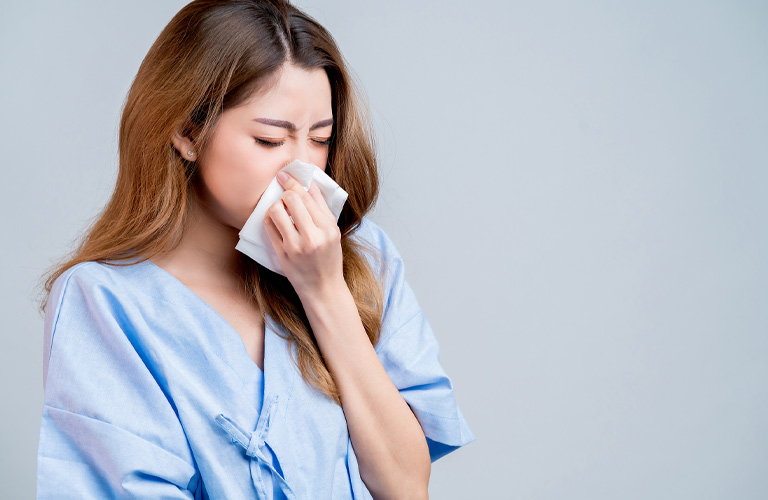Ngứa mũi, khó chịu và hắt hơi liên tục là triệu chứng điển hình của bệnh
