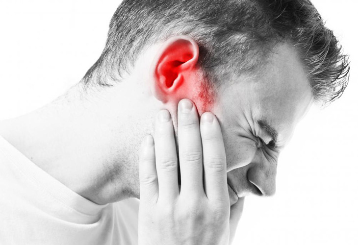 Khi viêm tai chảy mủ kèm theo đau nhức tai bạn cần đi khám bác sĩ ngay