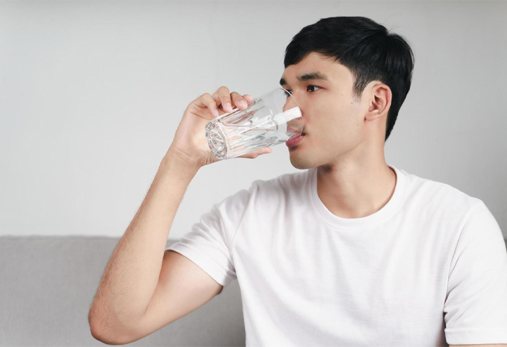 Uống đủ nước là phương pháp ngăn ngừa bệnh hiệu quả