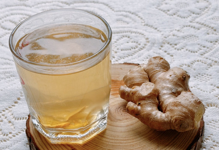 Xông hơi hoặc uống trà gừng sẽ giúp giảm triệu chứng ho do viêm xoang