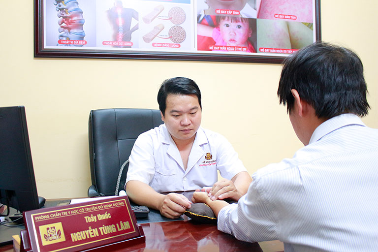 Lương y Nguyễn Tùng Lâm tận tình khám chữa bệnh cho bà con