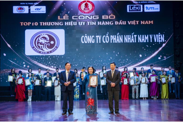 Tiến sĩ, Bác sĩ Nguyễn Thị Vân Anh thay mặt Nhất Nam Y Viện lên nhận giải