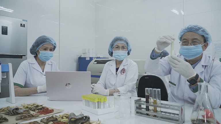 Các bác sĩ chuyên khoa tiến hành nghiên cứu thảo dược để đảm bảo hiệu quả của từng bài thuốc